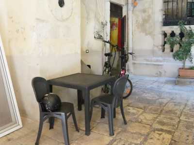Tavolini neri in plastica, biciclette e motorini, invadono per� l�antico ambiente, quasi �spogliato� della sua sacralit� originaria